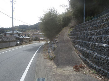 IMG_2323コンクリート取付道・登山口.JPG