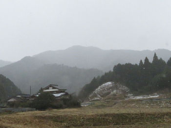 IMG_4375粉雪に煙る日ノ岳（二神集落から一本松展望点方向）.JPG