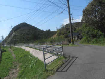 IMG_8447舗装道（長門鉄道軌道趾）横断地点・丸山.JPG