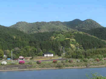 IMG_8849県道よりお鉢山（右から２番目のコブ）.JPG