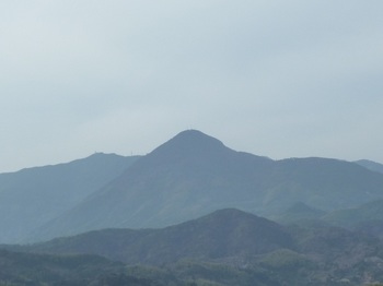 P1010412山頂から嵩山を遠望.JPG