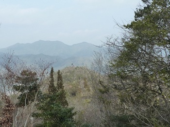 P1030800国調三角点から新山と真田ヶ岳.JPG