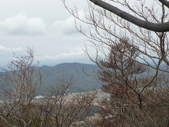 P1040380樹間展望地から山口尾.JPG