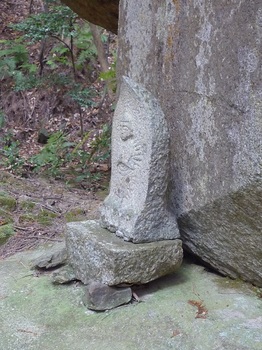 P1130893岩上の石仏.JPG