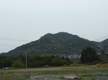 P1150352南麓の山田側から西峰.JPG