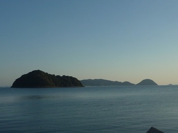 P1190613飛瀬島・浮島(日良居港から）.JPG